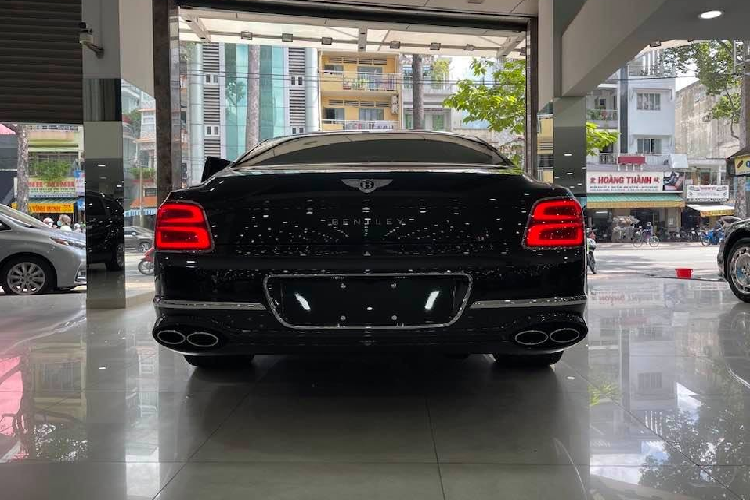 Khác với mẫu xe siêu sang Bentley Flying Spur tiêu chuẩn, phiên bản Bentley Flying Spur First Edition 2021 có những trang bị độc quyền như huy hiệu First Edition hay lá cờ Anh xuất hiện ở cột C và cả bên trong khoang lái xe.
