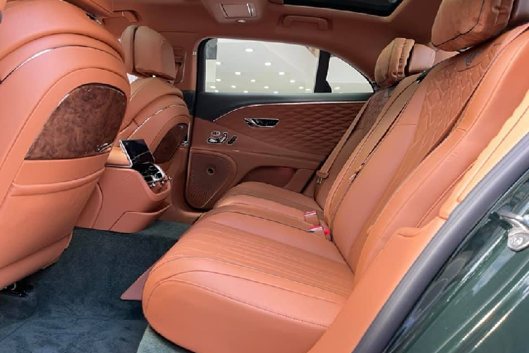 Ngoài màu sơn xanh lá ấn tượng, chiếc xe siêu sang Bentley Flying Spur First Edition đang nằm chung cùng với những "gã khổng lồ" như Mercedes-Maybach S650 Pullman, cặp đôi Ford GT thế hệ mới hay siêu xe mui trần Ferrari 488 Pista Spider còn có nhiều chi tiết ở ngoại thất mạ crôm sáng bóng.