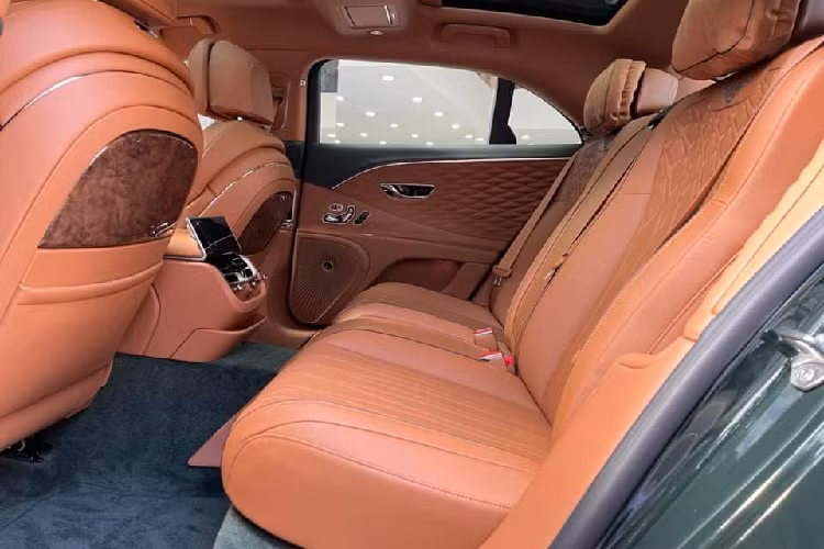 Ngoài màu sơn xanh lá ấn tượng, chiếc xe siêu sang Bentley Flying Spur First Edition đang nằm chung cùng với những "gã khổng lồ" như Mercedes-Maybach S650 Pullman, cặp đôi Ford GT thế hệ mới hay siêu xe mui trần Ferrari 488 Pista Spider còn có nhiều chi tiết ở ngoại thất mạ crôm sáng bóng.