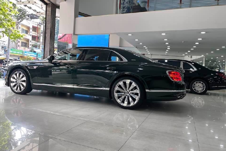 Bên trong khoang lái chiếc xe siêu sang Bentley Flying Spur First Edition màu xanh Verdant mới về nước có nội thất tông màu da bò, kết hợp gỗ quý hiếm và cả các chi tiết kim loại đáng bóng.
