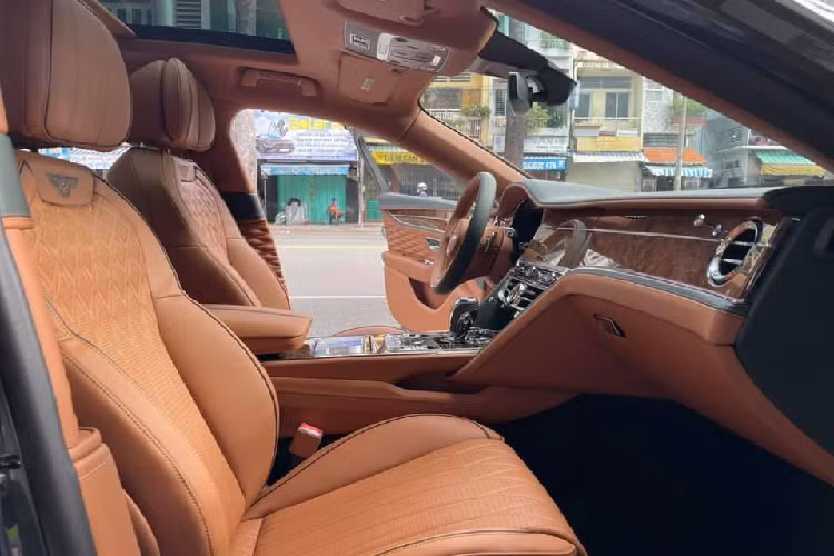 Chiếc Bentley Flying Spur thuộc phiên bản First Edition này nằm ở thế hệ thứ 3 nên có đèn pha và đèn hậu sửa đổi thiết kế. Lưới tản nhiệt của xe cá tính hơn và tuỳ chọn la-zăng thể thao.