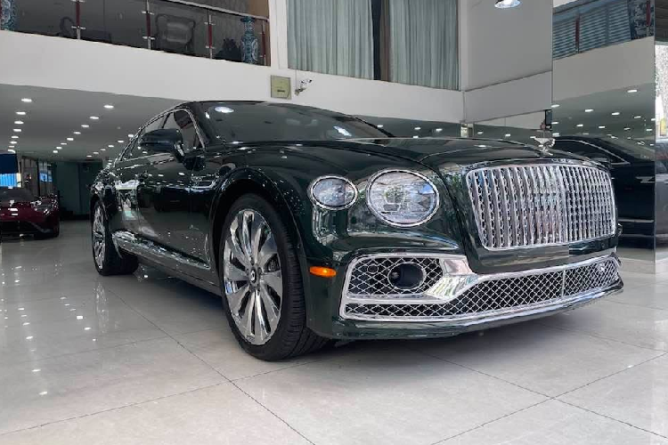 Phân khúc xe siêu sang tầm trung đang là miếng mồi khá béo bở cho hãng xe siêu sang Bentley khi không phải cạnh tranh với đối thủ khó chịu là Rolls-Royce. Ở dải sản phẩm này, Bentley có sự góp mặt của Flying Spur V8 ở phân khúc sedan và SUV còn có Bentayga V8. Hai dòng xe này không chỉ được giới nhà giàu thế giới yêu thích mà rất được lòng các đại gia Việt bởi mức giá bán khá mềm do hưởng lợi thuế so với bản W12.