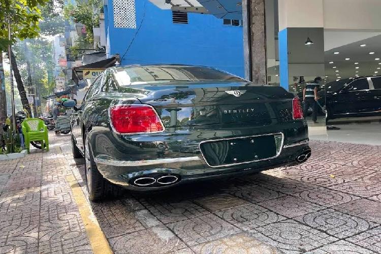 Chiếc xe siêu sang Bentley Flying Spur phiên bản First Edition mới về Việt Nam được trang bị động cơ xăng V8, tăng áp kép, dung tích 4.0 lít, sản sinh ra công suất tối đa 542 mã lực và mô-men xoắn cực đại 770 Nm