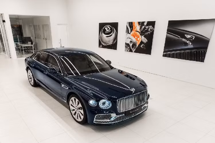 Hiện đã có hơn 35 chiếc xe siêu sang Bentley Flying Spur thế hệ thứ 3 được mang về nước và gần như đều thuộc phiên bản First Edition, một cột mốc ghi nhớ năm đầu tiên của những chiếc xe Bentley Flying Spur thế hệ mới ra mắt và bán đến tay khách hàng. Trong số này, chỉ có vài chiếc Bentley Flying Spur First Edition sở hữu màu sơn xanh Verdant, một sắc xanh cho ra sự cá tính và nổi bật khi xe chạy trên đường phố.