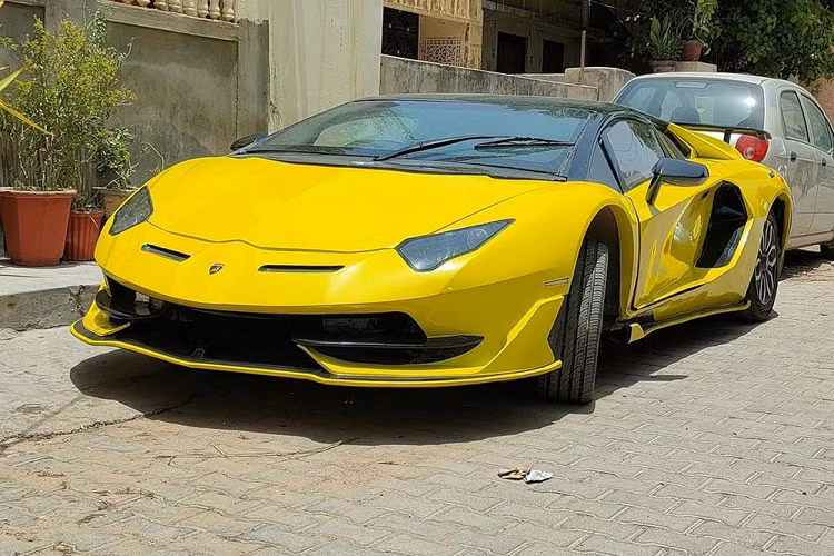 Một chiếc Honda Civic thì có điểm chung gì với siêu xe Lamborghini Aventador SVJ? Ngoại trừ việc chúng đều là phương tiện 4 bánh và trang bị động cơ đốt trong thì chắc là không còn gì khác.