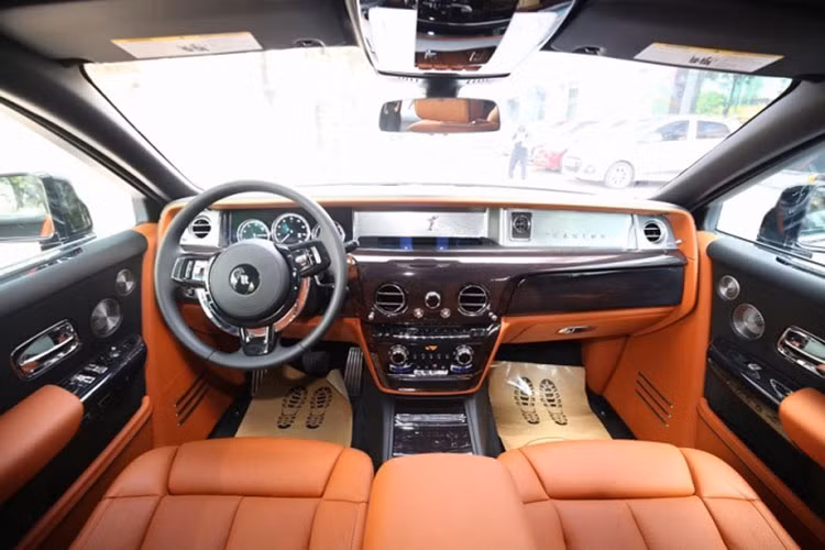 Đối với bên trong, chiếc Rolls-Royce Phantom EWB này có nội thất bọc da màu nâu cao cấp, nhiều chi tiết ốp gỗ sang trọng và 2 ghế sau hạng thương gia vô cùng tiện nghi. Vì là bản EWB nên khoang sau của xe càng rộng rãi và thoải mái hơn nữa so với Phantom VIII tiêu chuẩn.