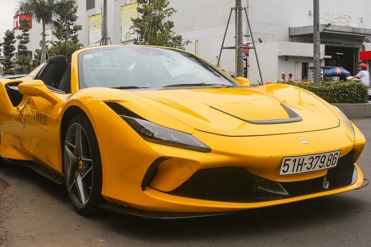 Chiếc siêu xe cuối cùng có mặt trong đoàn xe là Lamborghini Huracan LP610-4. "Siêu bò" mang trên mình lớp sơn vàng Giallo Midas đặc trưng của Lamborghini, hệ thống ống xả được nâng cấp với chi tiết bằng titanium của Batec Exhaust, bộ mâm PUR RS.05 V2 và bộ bodykit bằng sợi carbon siêu nhẹ từ Mansory.