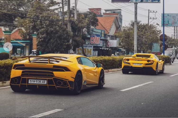 Trên thực tế, đây chính là chiếc F8 Spider đầu tiên tại khu vực Đông Nam Á được nâng cấp với gói độ từ Novitec. Bên cạnh bộ bodykit bằng sợi carbon, hai mô-đun Novitec N-Tronic có tác dụng giải phóng sức mạnh từ khối động cơ và hệ thống ống xả có cấu tạo từ vật liệu Inconel của Novitec cũng được chủ nhân trang bị thêm nhằm mục đích mang lại trải nghiệm phấn khích hơn phía sau vô-lăng.