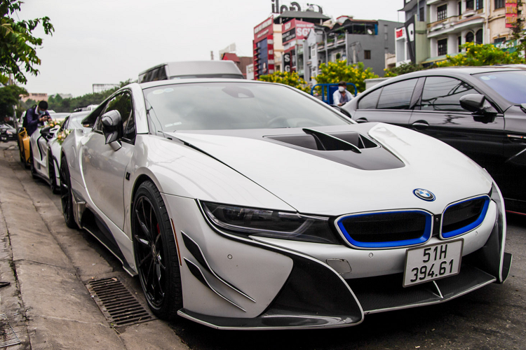 Một chiếc BMW i8 màu trắng cũng xuất hiện trong lễ đính hôn của vị doanh nhân nổi tiếng. Mẫu xe thể thao hybrid được độ bodykit của thương hiệu Z-Art Design, mâm Vorsteiner và hệ thống ống xả được "thửa riêng" từ D1 Workshop.
