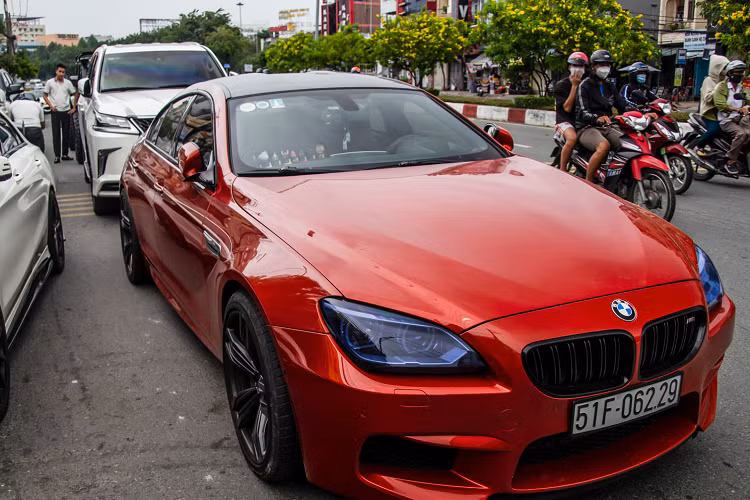 Bộ đôi sedan BMW M6 Gran Coupe thuộc diện "hàng hiếm" tại Việt Nam. Di chuyển ở phía cuối đoàn xe còn có mẫu SUV hạng sang Lexus LX570 SuperSport và Bentley Bentayga V8 thuộc phiên bản First Edition.