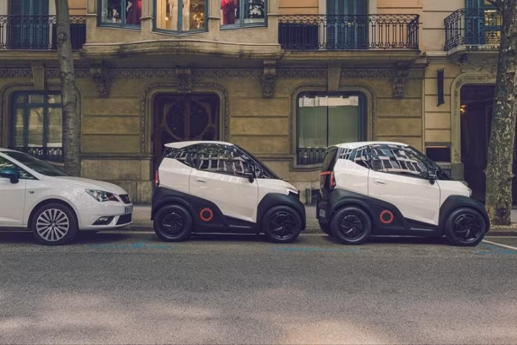 Ở bên trong, xe có hai chỗ ngồi và không gian hành lý 310 lít. Các trang bị tiêu chuẩn bao gồm cửa sổ tự động, điều hòa không khí và ABS, trong khi người dùng có thể vào xe và khởi động không cần chìa khóa thông qua điện thoại thông minh của họ.