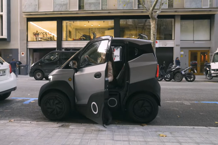 Công ty chưa tiết lộ ngày ra mắt thị trường chính thức nhưng những chiếc đầu tiên được đồn đoán sẽ xuất hiện trên đường vào giữa năm 2022 với giá xe Silence S04 khởi điểm khoảng 7.500 euro (khoảng 197 triệu đồng).