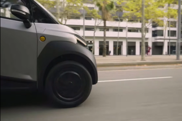 Bộ pin cũng được gắn vào xe đẩy nên người dùng S04 sẽ có thể sạc ở nhà hoặc tại cơ quan. Silence S04 được thiết kế, phát triển và sản xuất tại Barcelona, Tây Ban Nha.