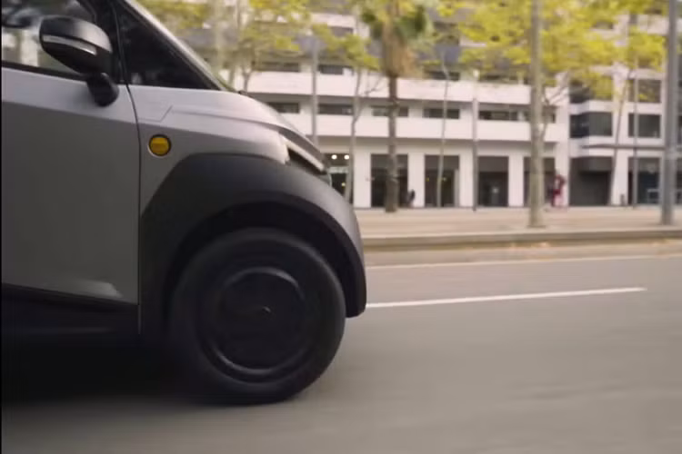 Bộ pin cũng được gắn vào xe đẩy nên người dùng S04 sẽ có thể sạc ở nhà hoặc tại cơ quan. Silence S04 được thiết kế, phát triển và sản xuất tại Barcelona, Tây Ban Nha.