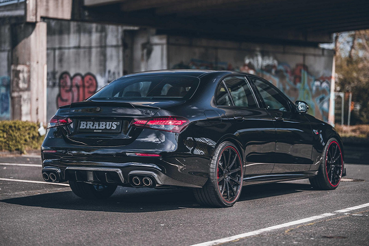 Với thông số mới, chiếc Mercedes-AMG E 63 S độ Brabus có khả năng tăng tốc 0-96 km/h chỉ 3 giây, thấp hơn thời gian 3,4 giây của xe nguyên bản.