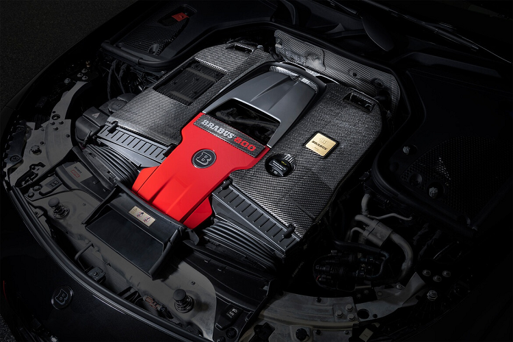 Động cơ V8 4.0L tăng áp kép được trang bị bộ tăng áp mới to hơn, máy nén mạnh hơn và tinh chỉnh phần mềm điều khiển. Kết quả, cỗ máy có thêm gần 200 mã lực và 150 Nm, đưa mức công suất tối đa đạt ngưỡng 800 mã lực, còn mô-men xoắn cực đại lên 1.000 Nm.