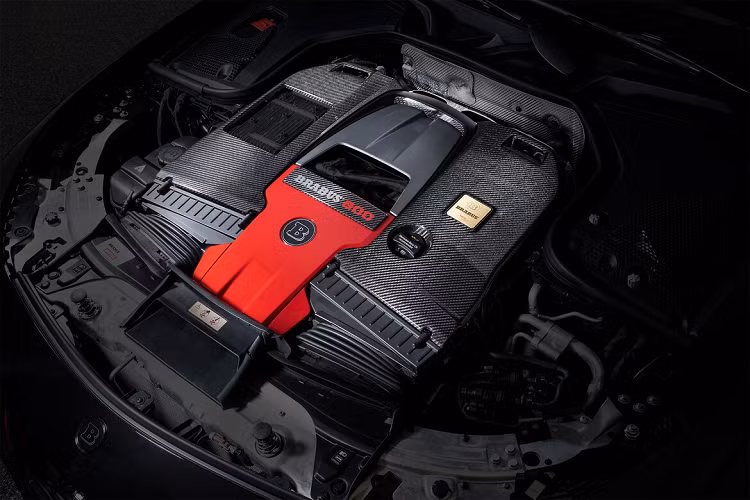 Động cơ V8 4.0L tăng áp kép được trang bị bộ tăng áp mới to hơn, máy nén mạnh hơn và tinh chỉnh phần mềm điều khiển. Kết quả, cỗ máy có thêm gần 200 mã lực và 150 Nm, đưa mức công suất tối đa đạt ngưỡng 800 mã lực, còn mô-men xoắn cực đại lên 1.000 Nm.