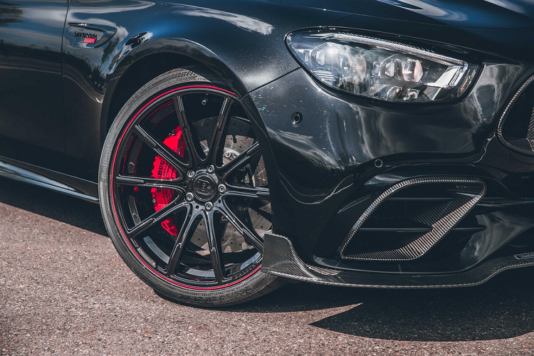 Mâm xe được nâng cấp thành cỡ 21 inch thiết kế đa chấu, đi cùng cụm kẹp phanh hiệu năng cao. Brabus cho biết hệ thống treo được tinh chỉnh để hạ thấp trọng tâm của chiếc Mercedes-AMG E 63 S khoảng 2 mm.