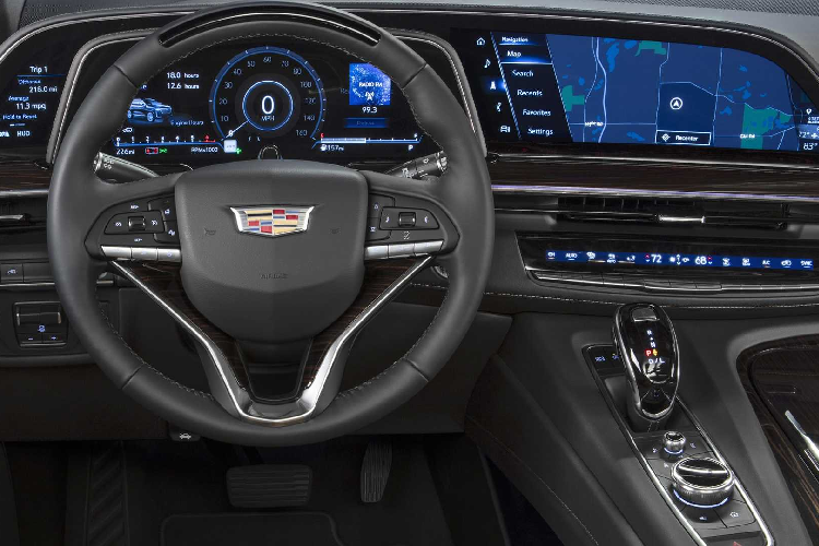 Quá trình độ liên quan đến rất nhiều công việc máy móc, cắt gọt, và thao tác với thiết bị điện tử. Khi mở nắp capô, ta có thể thấy một phần chụp bánh xe được đặt khéo léo vào trong khoang động cơ, và đó cũng chính là bí quyết để có được một chiếc SUV cỡ lớn với tư thế thấp sát đất.