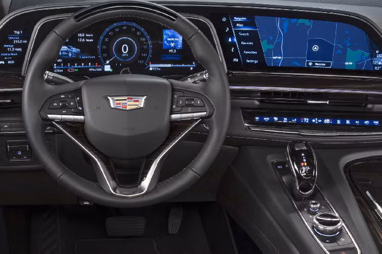 Quá trình độ liên quan đến rất nhiều công việc máy móc, cắt gọt, và thao tác với thiết bị điện tử. Khi mở nắp capô, ta có thể thấy một phần chụp bánh xe được đặt khéo léo vào trong khoang động cơ, và đó cũng chính là bí quyết để có được một chiếc SUV cỡ lớn với tư thế thấp sát đất.