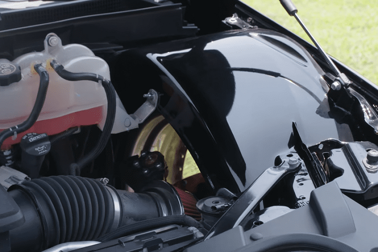 Cụ thể hơn, một người đàn ông có tên Jake McKiddie đã quyết định biến đổi một chiếc Cadillac Escalade trị giá 108.000 USD thành một chiếc lowrider, hạ thấp gầm xe xuống thấp mặt đất nhất mức có thể. Trong khi những chiếc Escalade to lớn, sang trọng thường gắn với văn hóa hip-hop, chiếc Escalade của McKiddie lại là một “giống” hoàn toàn khác.