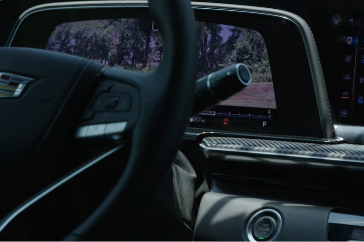 Tuy nhiên, nhóm của McKiddie đã giữ nguyên khối động cơ V8 dung tích 6.2 lít như ban đầu cho bản độ SUV khủng long Cadillac Escalade 2021 lowrider.