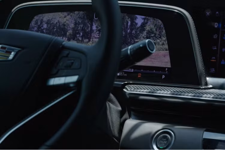 Tuy nhiên, nhóm của McKiddie đã giữ nguyên khối động cơ V8 dung tích 6.2 lít như ban đầu cho bản độ SUV khủng long Cadillac Escalade 2021 lowrider.