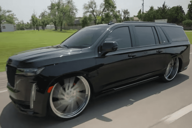 Nhìn thoáng qua, bạn có thể nghĩ rằng chiếc Escalade này chỉ đơn giản là được độ một bộ la-zăng khổng lồ và hạ thấp xuống nhưng thực tế thì không phải vậy. McKiddie và đội ngũ của ông ấy mất nhiều công sức để làm ra nó, bao gồm tái tạo cả khung gầm để cho phép hạ thấp tư thế đến như vậy.