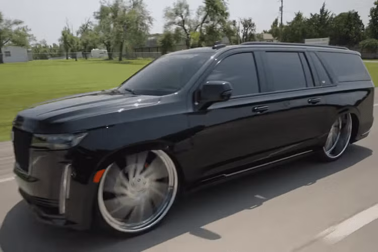 Nhìn thoáng qua, bạn có thể nghĩ rằng chiếc Escalade này chỉ đơn giản là được độ một bộ la-zăng khổng lồ và hạ thấp xuống nhưng thực tế thì không phải vậy. McKiddie và đội ngũ của ông ấy mất nhiều công sức để làm ra nó, bao gồm tái tạo cả khung gầm để cho phép hạ thấp tư thế đến như vậy.