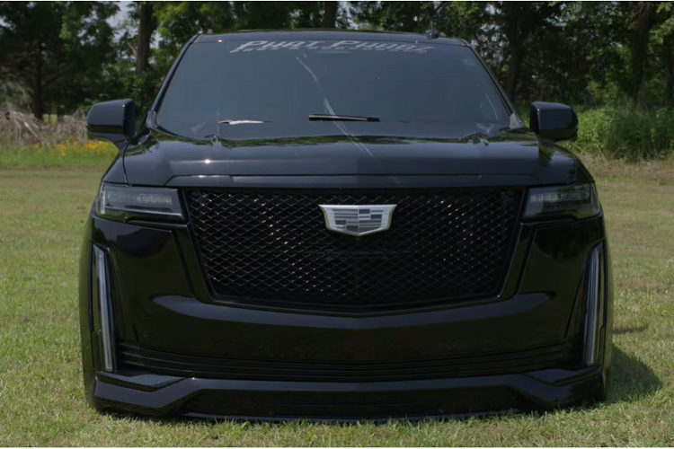 Bạn có thể nghĩ rằng McKiddie và những người bạn đã cần nhiều năm để hoàn thành dự án. Điều đó không đúng bởi ông ấy chỉ cần 8-9 tuần để biến một chiếc Escalade nguyên đai nguyên kiện thành chiếc SUV thấp sập sàn này.