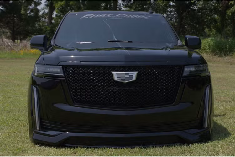 Bạn có thể nghĩ rằng McKiddie và những người bạn đã cần nhiều năm để hoàn thành dự án. Điều đó không đúng bởi ông ấy chỉ cần 8-9 tuần để biến một chiếc Escalade nguyên đai nguyên kiện thành chiếc SUV thấp sập sàn này.