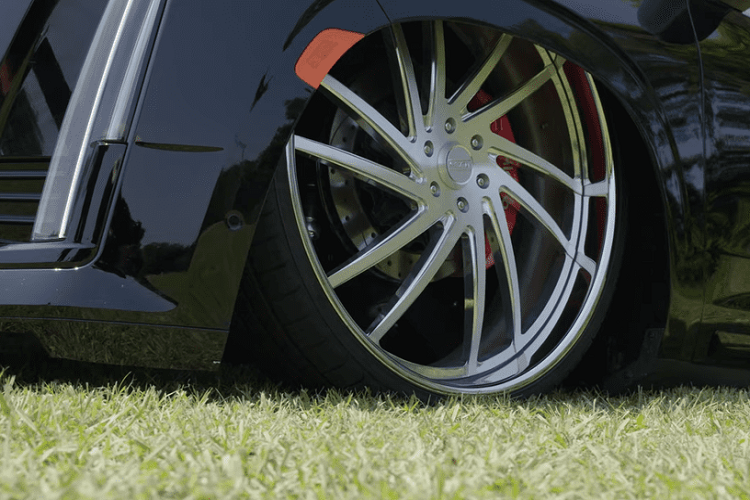 Ngày nay, văn hóa độ xe độc đáo này đã mở rộng trên toàn thế giới, và khác xa với lập trường chính trị ban đầu của nó. Hơn nữa bây giờ, người ta dường như có thể biến mọi mẫu xe thành lowrider, kể cả nếu đó là một chiếc SUV hạng sang Cadillac Escalade 2021.