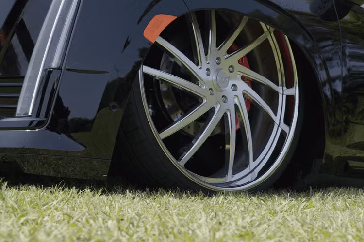 Ngày nay, văn hóa độ xe độc đáo này đã mở rộng trên toàn thế giới, và khác xa với lập trường chính trị ban đầu của nó. Hơn nữa bây giờ, người ta dường như có thể biến mọi mẫu xe thành lowrider, kể cả nếu đó là một chiếc SUV hạng sang Cadillac Escalade 2021.