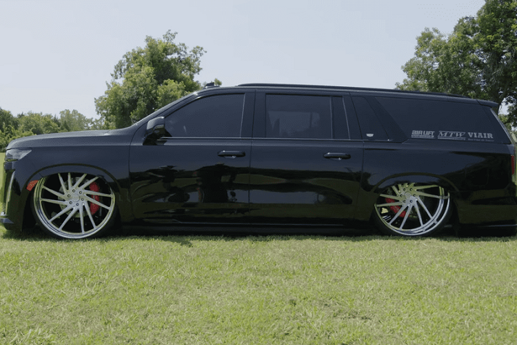 Nếu bạn chưa biết, văn hóa độ xe gầm thấp “lowrider” vốn bắt nguồn từ những năm 1940, cụ thể là ở Los Angeles, tiểu bang California, Mỹ. Sống theo phương châm "thấp và chậm", những chiếc lowrider thời đầu có sự kết nối với các tuyên bố văn hóa và chính trị - và Cadillac Escalade 2021 mới cũng không ngoại lệ đối với dân chơi xe.