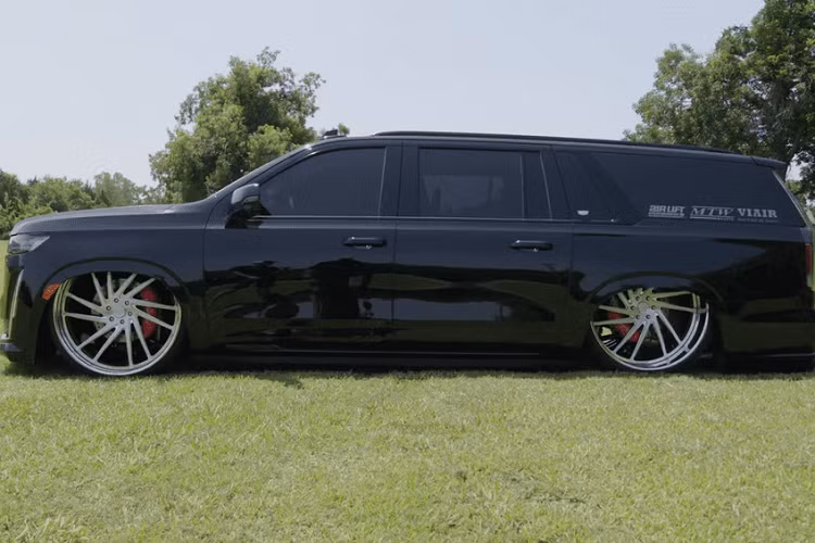 Nếu bạn chưa biết, văn hóa độ xe gầm thấp “lowrider” vốn bắt nguồn từ những năm 1940, cụ thể là ở Los Angeles, tiểu bang California, Mỹ. Sống theo phương châm "thấp và chậm", những chiếc lowrider thời đầu có sự kết nối với các tuyên bố văn hóa và chính trị - và Cadillac Escalade 2021 mới cũng không ngoại lệ đối với dân chơi xe.