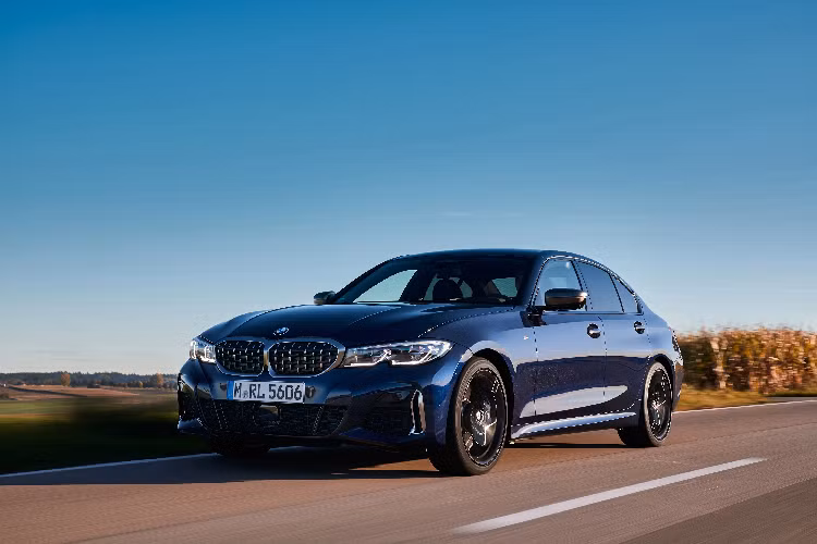 Khách hàng Ấn Độ sẽ có hai lựa chọn động cơ khi mua BMW 3 Series LWB 2021, đó là động cơ xăng tăng áp 2.0L sản sinh công suất 258 mã lực / mô-men xoắn cực đại 400 Nm (330Li), và máy dầu diesel tăng áp 2.0L cho công suất 190 mã lực / 400 Nm.