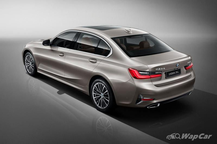 Những trang bị nổi bật của BMW 3 Series trục cơ sở dài mới tại Ấn Độ gồm đèn pha LED, cửa sổ trời toàn cảnh, hệ thống đèn nền nội thất và hệ thống thông tin giải trí iDrive dự kiến sẽ giống trên 3 Series thông thường