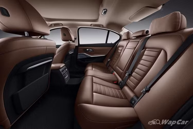 Các số đo có một chút thay đổi nhưng diện mạo xe gần như vẫn giống hệt 3 Series thông thường, ngoại trừ việc cửa sau đã được kéo dài hơn.