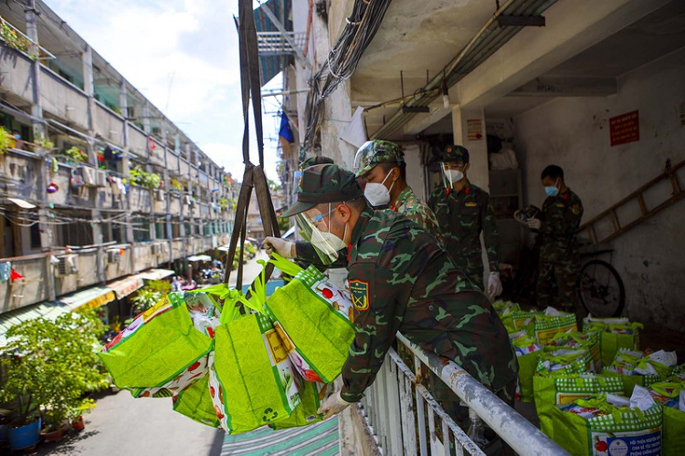 Mỗi đợt chuyển sẽ có khoảng 5 túi quà. Phía trên các tầng sẽ có các chiến sĩ bộ đội đứng đợi sẵn ở hành lang để đón lấy. 