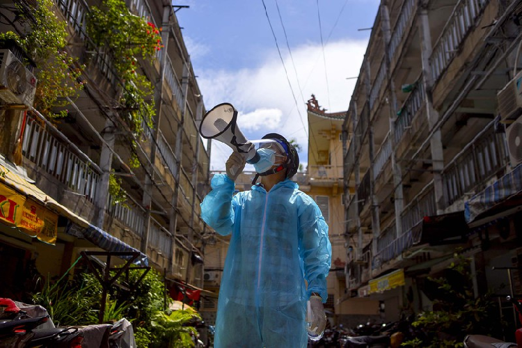 Trước đó, đội dân quân tự vệ, tình nguyện viên phát thông báo, đề nghị người dân ở yên trong nhà, không tập trung đông vì mỗi hộ sẽ được tiếp tế lương thực đến tận cửa. Được xây dựng từ năm 1968, Chung cư Ấn Quang có 4 tầng, không có thang máy, với hơn 900 hộ dân đang sinh sống.