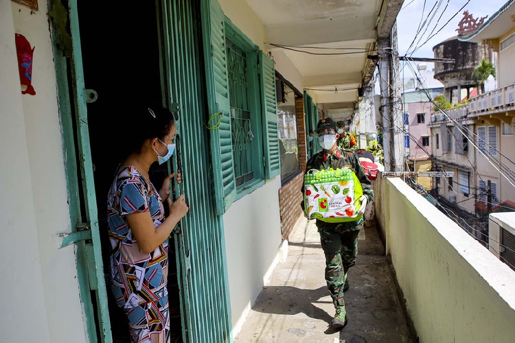 Bà con chỉ cần ở yên trong nhà, bộ đội sẽ mang quà đặt ở trước cửa nhà mỗi hộ. 