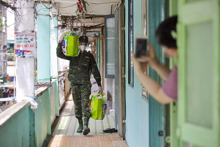 Đến trưa, hơn 900 hộ dân ở chung cư Ấn Quang đều nhận được nhu yếu phẩm, đội tiếp tục lên đường để phát cho các chung cư lân cận. Dự kiến, nhóm thiện nguyện sẽ tiếp tục trao hàng nghìn phần quà cho các hộ gia đình có hoàn cảnh khó khăn tại quận 8, quận Bình Tân...