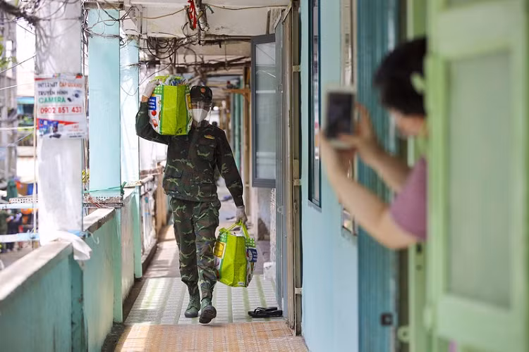 Đến trưa, hơn 900 hộ dân ở chung cư Ấn Quang đều nhận được nhu yếu phẩm, đội tiếp tục lên đường để phát cho các chung cư lân cận. Dự kiến, nhóm thiện nguyện sẽ tiếp tục trao hàng nghìn phần quà cho các hộ gia đình có hoàn cảnh khó khăn tại quận 8, quận Bình Tân...