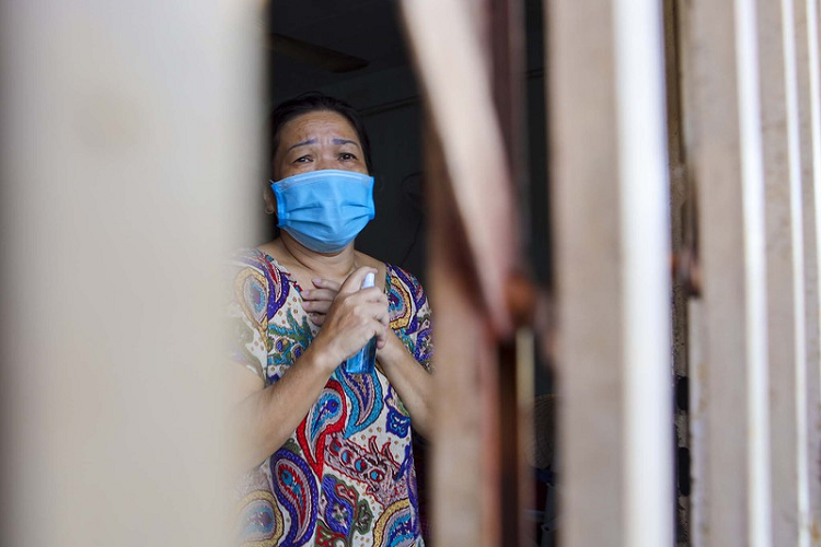 "Tôi rất biết ơn hội thiện nghiện nguyện cũng như các chú bộ đội đã giúp đỡ, trao cho gia đình tôi những phần quà ý nghĩa thế này. Mấy tháng nay không thể ra ngoài, việc mua lương thực cũng khó khăn, nhận được quà tôi cảm thấy rất xúc động" - Bà Kiều Mộng Thu (58 tuổi) chia sẻ.