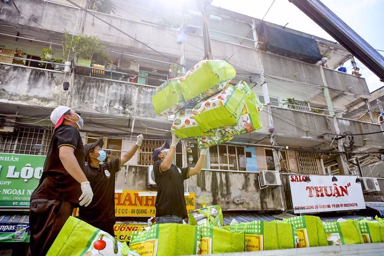"Trong điều kiện giãn cách xã hội, rất nhiều người dân gặp khó khăn, đặc biệt là những chung cư cũ, thường là các tầng lớp lao động thấp. Nhận thấy các chung cư cũ mỗi một lần xách quà rất gian nan do không có thang máy, nên đội đã nghĩ ra phương án chuyển lương thực cho bà con bằng xe cẩu vừa tiết kiệm được sức lực, vừa tránh tụ tập đông người" - Ông Trần Huy Đăng (Trưởng nhóm) cho biết.