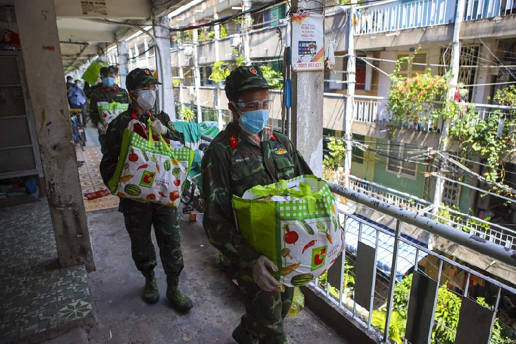 Mỗi block sẽ có khoảng 15 chiến sĩ bộ đội của Trung đoàn Gia Định và Sư đoàn 302 chia ra để phát cho người dân.