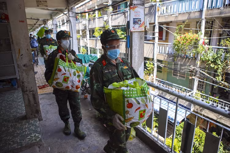 Mỗi block sẽ có khoảng 15 chiến sĩ bộ đội của Trung đoàn Gia Định và Sư đoàn 302 chia ra để phát cho người dân.