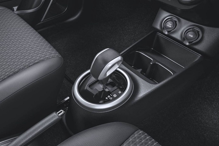 Ở đầu xe, mẫu hatchback hạng A này được trang bị lưới tản nhiệt hình bầu dục mới, chia đôi bằng nẹp mạ crôm nằm ngang, kéo từ logo của hãng Suzuki đến đèn pha. Bên cạnh đó là cụm đèn pha thiết kế hình tam giác mới và nắp ca-pô "cơ bắp" hơn. Bên dưới là cản trước mới với hốc gió trung tâm hình chữ nhật và 2 đèn sương mù trước hình tròn.