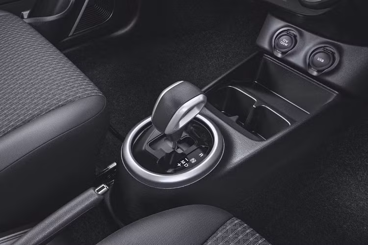 Ở đầu xe, mẫu hatchback hạng A này được trang bị lưới tản nhiệt hình bầu dục mới, chia đôi bằng nẹp mạ crôm nằm ngang, kéo từ logo của hãng Suzuki đến đèn pha. Bên cạnh đó là cụm đèn pha thiết kế hình tam giác mới và nắp ca-pô "cơ bắp" hơn. Bên dưới là cản trước mới với hốc gió trung tâm hình chữ nhật và 2 đèn sương mù trước hình tròn.