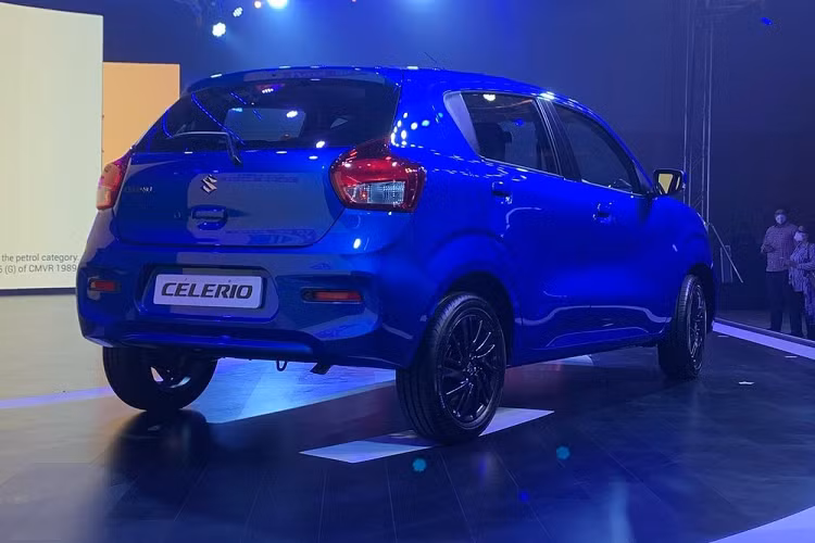 Bên trong mẫu xe hatchback hạng A này xuất hiện mặt táp-lô cải tiến, đi kèm màn hình thông tin giải trí dạng cảm ứng 7 inch nằm độc lập. Màn hình này hỗ trợ kết nối Android Auto, Apple CarPlay và phục vụ hệ thống thông tin giải trí SmartPlay Studio. Thêm vào đó là cửa gió trung tâm nằm dọc, bao quanh màn hình thông tin giải trí, vô lăng đa chức năng, tích hợp phím chỉnh âm thanh, tính năng mở cửa không cần chìa khóa, cần số mới và điểm nhấn màu đỏ trong bảng đồng hồ.